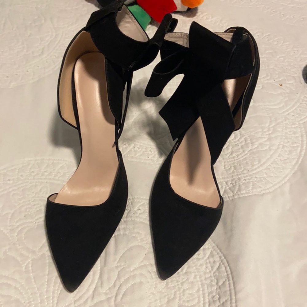Black suede scarpim with removable lace hardly used no brand 5” heels 👠